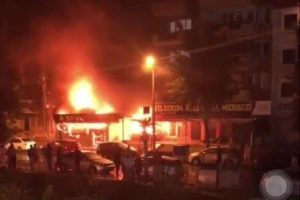 &Uuml;&ccedil; iş yeri yangından zarar g&ouml;rd&uuml;