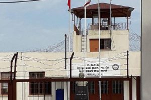KKTC'de 8 mahkum T&uuml;rkiye'ye iade edilmedikleri i&ccedil;in a&ccedil;lık grevi başlattı