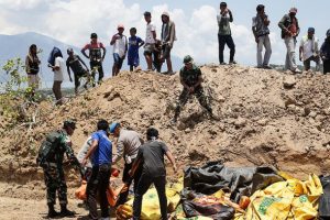 Deprem kurbanları toplu halde defnedilecek