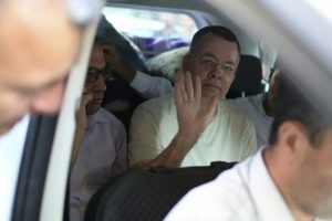 "13 Ekim'de Brunson'ı ABD'de u&ccedil;ağın merdivenlerinden inerken g&ouml;rebiliriz"