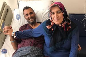 Evlilik yıl d&ouml;n&uuml;m&uuml;nde eşine b&ouml;breğini hediye etti