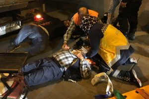 Motosiklet t&uuml;nelde &ccedil;alışan iş&ccedil;ilerin arasına daldı