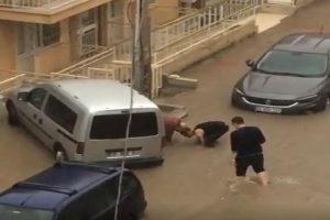 İzmir'de sağanak yağış hayatı fel&ccedil; etti