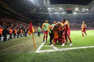 Galatasaray '100' g&uuml;ld&uuml;rmek istiyor