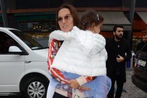 Demet Akalın g&uuml;n&uuml; kızına ayırdı