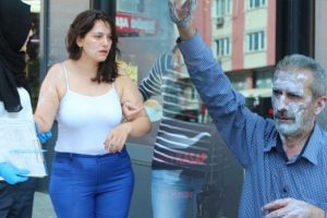 Yanan tavaya su d&ouml;kt&uuml;ler: 3 yaralı