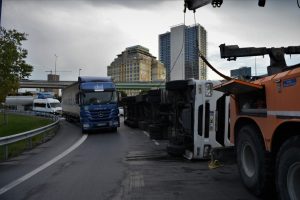 TIR devrildi trafik fel&ccedil; oldu