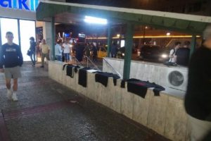 Bursa'da hayırsever yıkayıp &uuml;t&uuml;lediği kıyafetleri duvara astı
