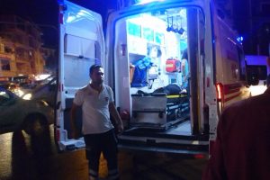 Karşıdan karşıya ge&ccedil;mek isteyen kadına motosiklet &ccedil;arptı