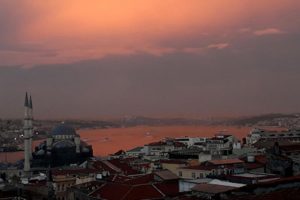İstanbul Boğazı'nda dikkat &ccedil;eken g&ouml;r&uuml;nt&uuml;