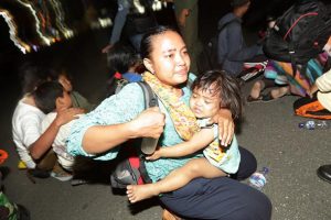 Endonezya'da depremzedeler ihtiya&ccedil;larını karşılamada zorlanıyor