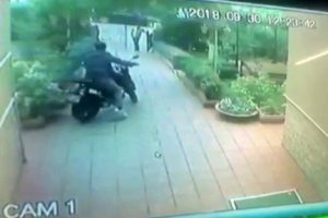 Motosikleti &ccedil;alıp yandaki marketten alışveriş yaptılar