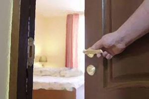 L&uuml;ks otelde taciz rezaleti