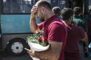 Elinde &ccedil;i&ccedil;ek 7 g&uuml;nd&uuml;r bekliyor!