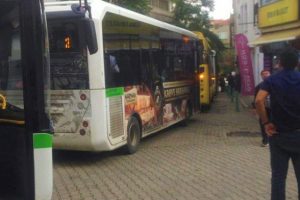 Halk sokağa d&ouml;k&uuml;ld&uuml;! Yanlış park krizi