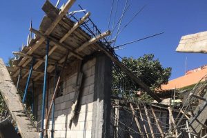 İnşaatta &ccedil;atı &ccedil;&ouml;kt&uuml;: 3 yaralı