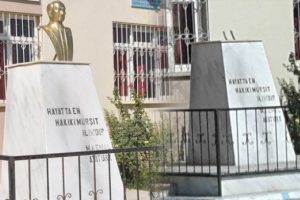 Atat&uuml;rk b&uuml;st&uuml;n&uuml; &ccedil;aldılar