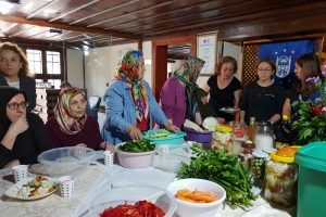Bursa'da m&uuml;zede turşu yapımı at&ouml;lyesi ger&ccedil;ekleştirildi