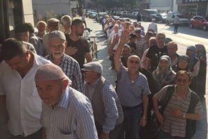Emeklilikte yaşa takılanlar i&ccedil;in CHP'li vekillerden &ccedil;ağrı
