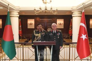 Bangladeşli komutandan Orgeneral G&uuml;ler'e ziyaret