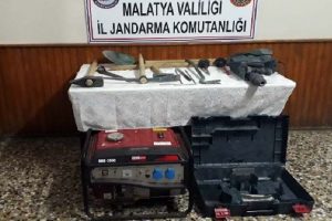 Jandarma ka&ccedil;ak kazı yapanları su&ccedil;&uuml;st&uuml; yakaladı