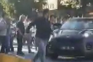 İstanbul'da dehşet anları: Otomobili yayaların &uuml;zerine s&uuml;rd&uuml;