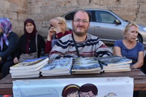 Ak&uuml;l&uuml; sandalye almak i&ccedil;in kitap satıyor