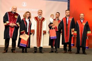 Akademisyenler belgelerini &ccedil;ocukları ile aldı