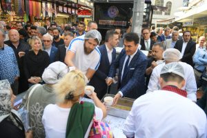 Bursa Uzun &Ccedil;arşı'da vatandaşlara aşure ikram edildi