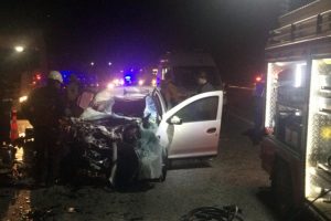 Otomobil tıra çarptı: 2 ölü, 1 ağır yaralı