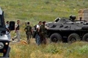 Askeri ara&ccedil; nehre devrildi: 2 yaralı