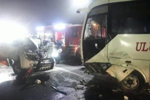 Midib&uuml;s ile &ccedil;arpışan kamyonet s&uuml;r&uuml;c&uuml;s&uuml; can verdi