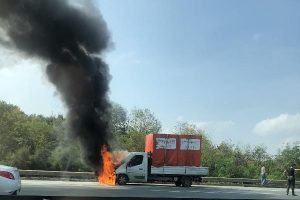 Kamyonet alev alev yanıyor!