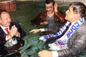 TRT programı sonrası takım elbiseleriyle havuza girdiler