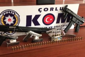 Sahte polis kimlikleri ve silahlarla yakalandılar!