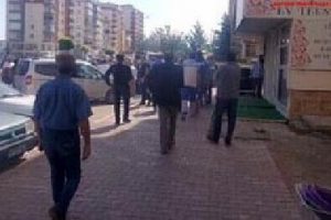 Barış i&ccedil;in taziye evine gitti, &ouml;ld&uuml;r&uuml;ld&uuml;!