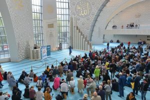 Cumhurbaşkanı Erdoğan'ın a&ccedil;tığı camiye Almanlardan yoğun ilgi