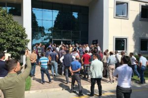 Domates &uuml;reticilerinden fabrika &ouml;n&uuml;nde eylem