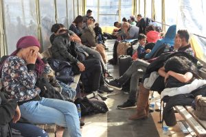Çeşme'de 92 kaçak göçmen yakalandı