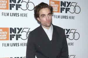 Robert Pattinson kırmızı halıya şortla &ccedil;ıktı