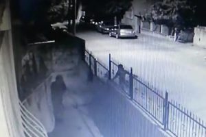 Balkondan &ccedil;amaşır hırsızlığı kamerada