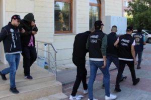 Tavlanın i&ccedil;indeki uyuşturucu hapları 'Tora' buldu