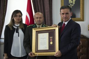 15 Temmuz gazisine Devlet &Ouml;v&uuml;n&ccedil; Madalyası