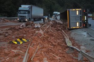Bursa'da kiremit y&uuml;kl&uuml; TIR devrildi