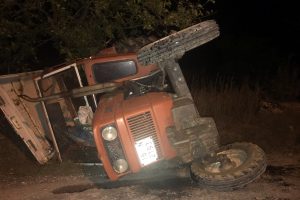 Bursa'da feci kaza! Otomobille çarpışan traktör takla attı