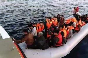 25'i çocuk 53 kaçak göçmen yakalandı