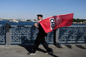 CHP'de 'Burhan Pazarlama' y&ouml;ntemleri: 'Cool' deme, yutkunma, enseyi kaşıma