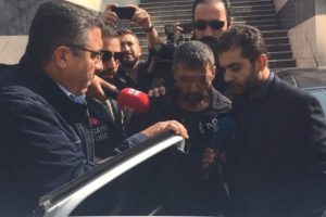 Eşinin boğazını satırla kesti!