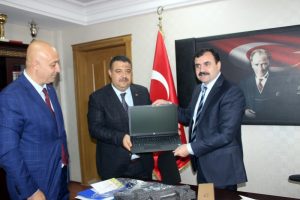 Bakan Sel&ccedil;uk 'diz&uuml;st&uuml; bilgisayar' s&ouml;z&uuml;n&uuml; tuttu