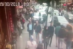 Uyuşturucu satıcısı yayaların arasına daldı